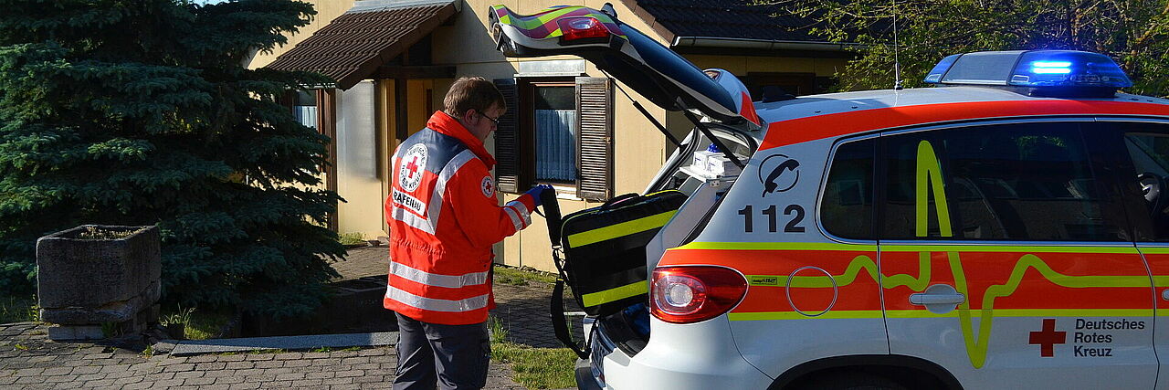 Helfer des HVO Grafenau mit dem Fahrzeug des OV Grafenau